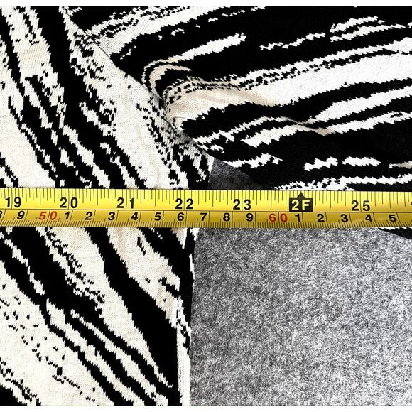 Chico's Women's Black and White Pullover Knit Sweater Size 3 (US Size 16-18) - Picture 4 of 4